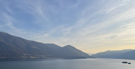 Sicht über den Lago Maggiore (Von einem Platz, denn du nicht auf Google Maps findest.)